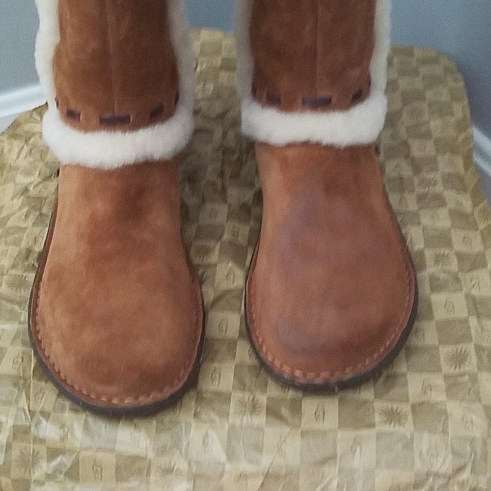 *RARE* Ugg boots size 7 almost like new - Picture 3 of 6